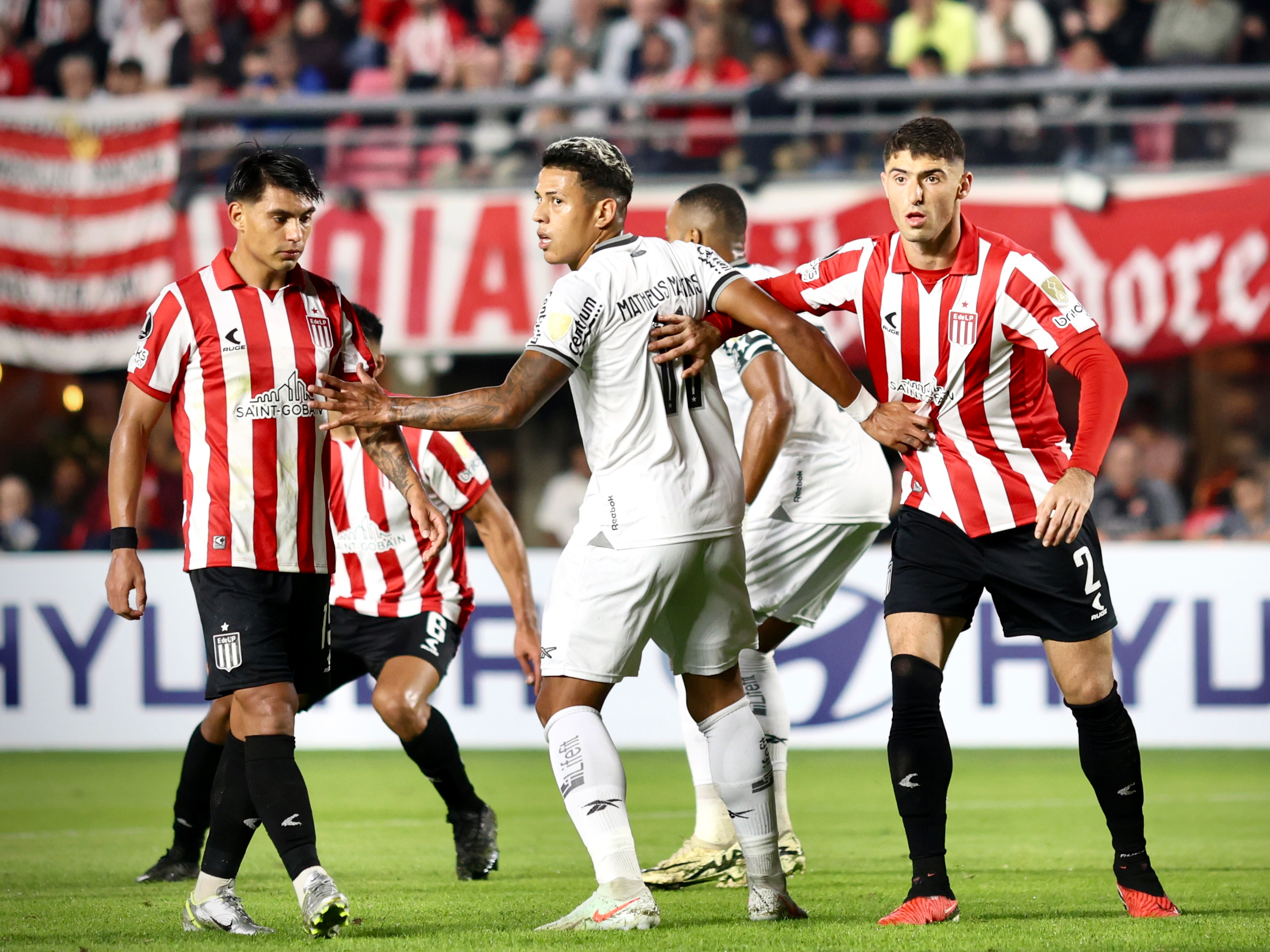 Estudiantes y un importante triunfo ante Botafogo para acomodarse
