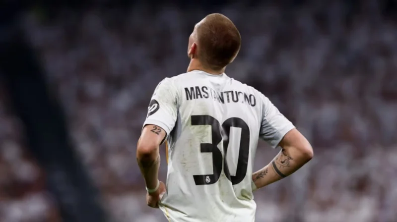Franco Mastantuono con el dorsal "30".